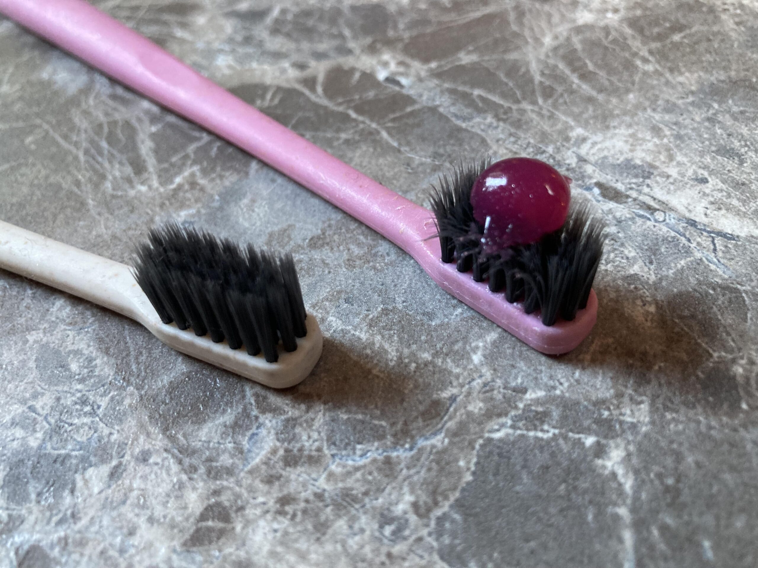 Duurzame tandenborstel-test: een kleurrijk avontuur met wheat straw plastic*